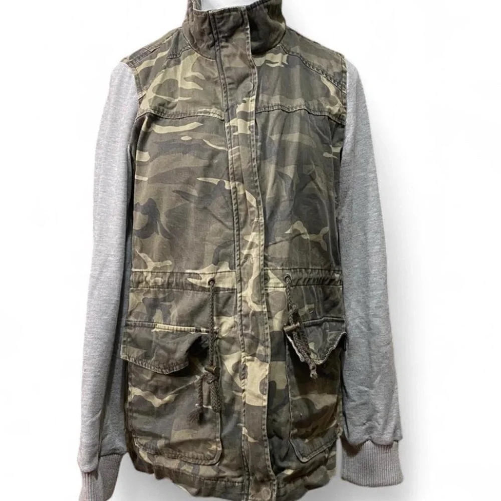 Charlotte Russe Camouflage Utility Jacket with Gray Sleeves - Picture 3 of 7